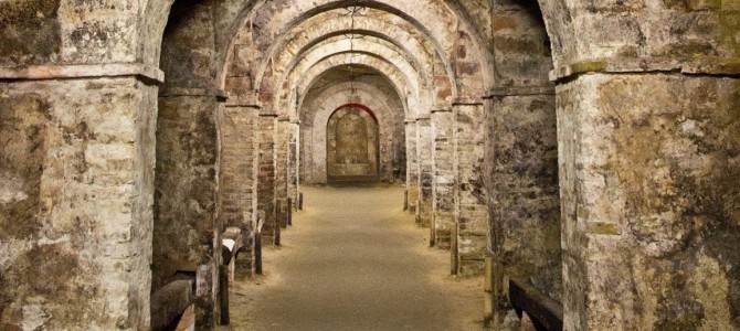 Un mistero corre sotto la città di Santarcangelo: le grotte tufacee.